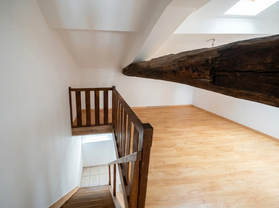 Cuisine blanche à l'intérieur avec peinture murale et travaux de finition en cours