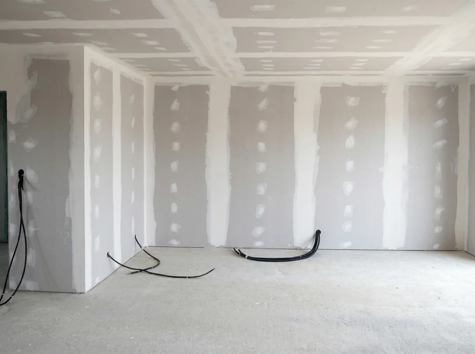 Plafond intérieur aux moulures décoratives blanches de style classique avec ornements floraux et géométriques en relief