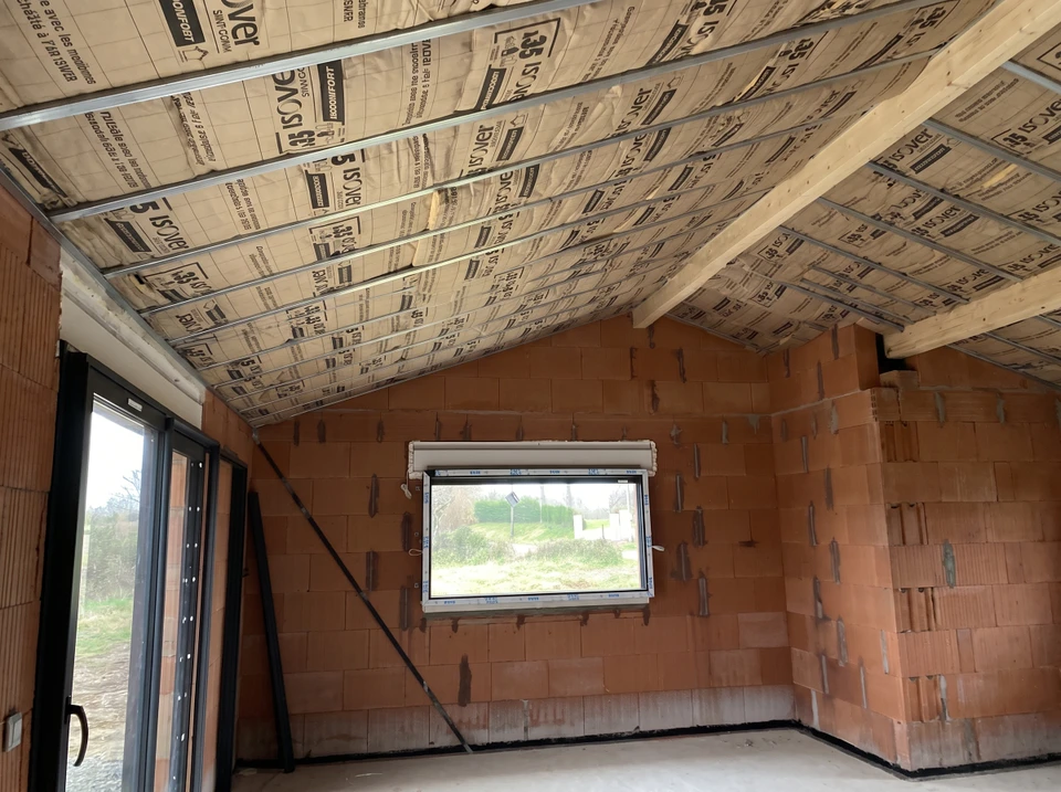 Panneaux d'isolation thermique en mousse de polystyrène expansé rose empilés sur le chantier de construction