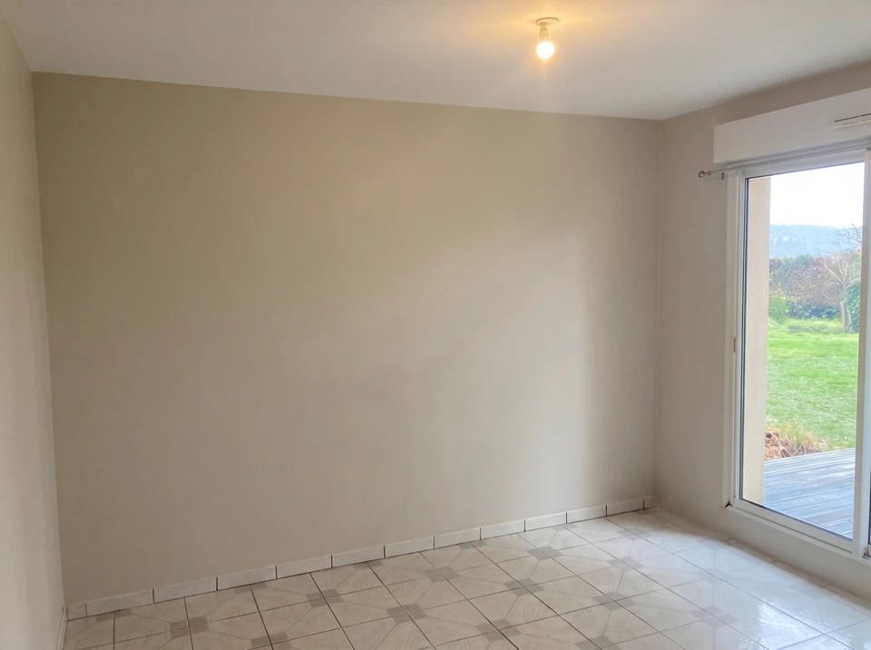 Intérieur d'atelier avec préparation d'installation de revêtement de sol